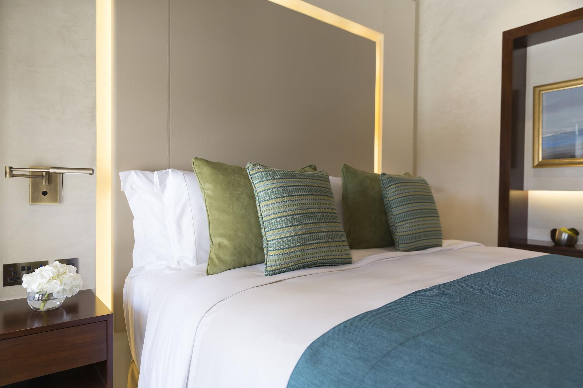 Souq Al Wakra Hotel Qatar By Tivoli Al Wakrah Dış mekan fotoğraf A bed with cushions