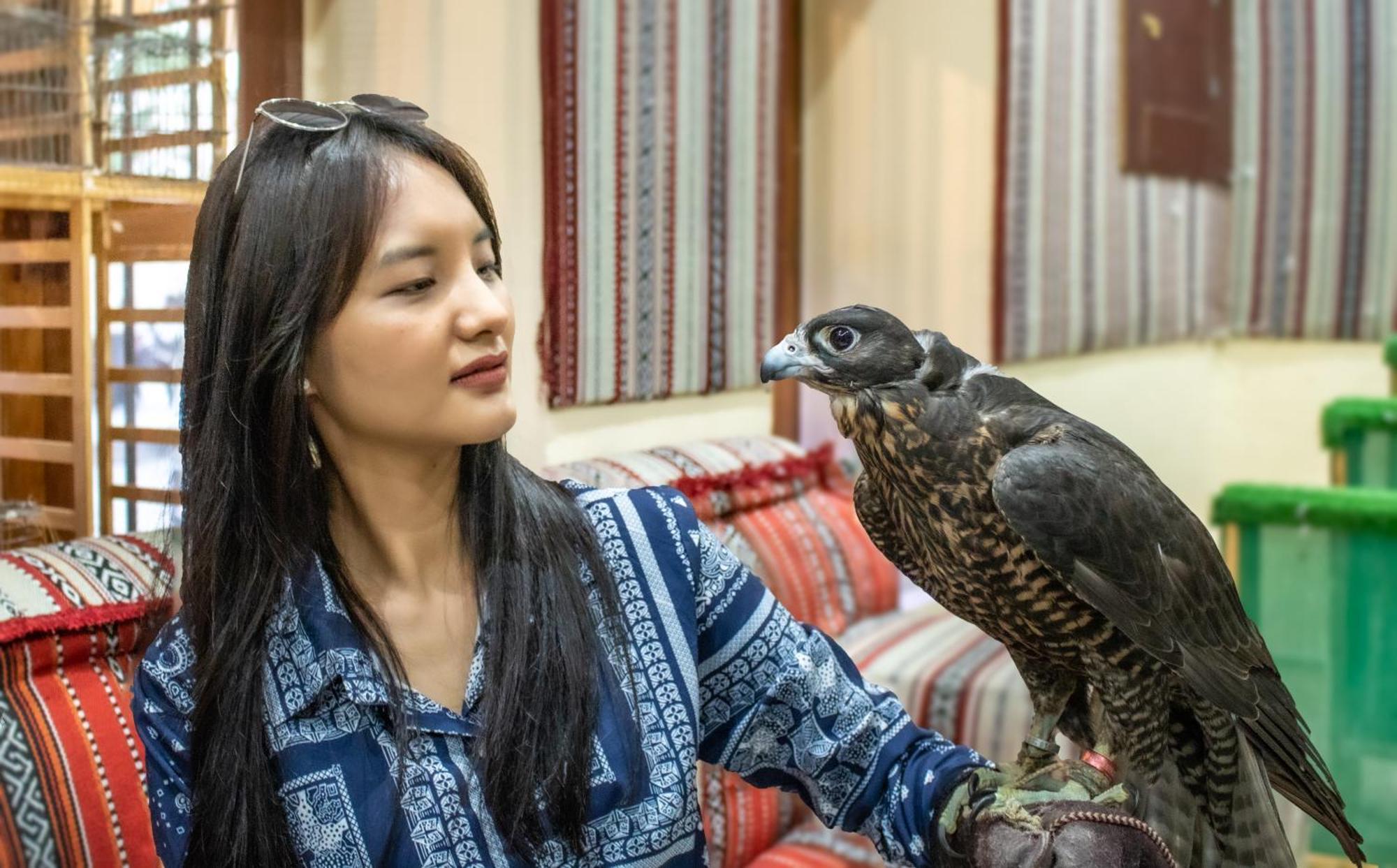 Souq Al Wakra Hotel Qatar By Tivoli Al Wakrah Dış mekan fotoğraf A woman with a falcon