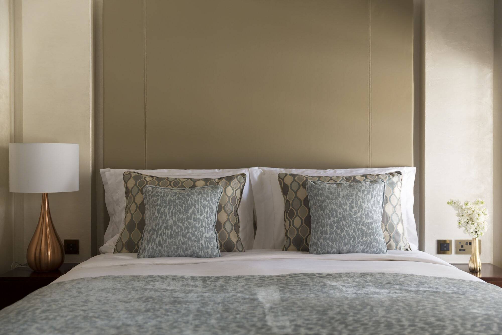 Souq Al Wakra Hotel Qatar By Tivoli Al Wakrah Dış mekan fotoğraf A bed with cushions